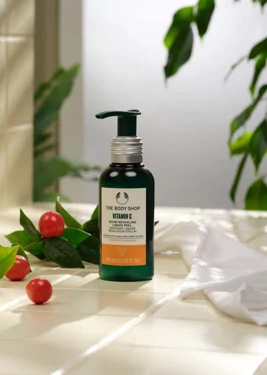 The Body Shop Vitamin C Glow Revealing Liquid Peel exfolant 100ml bottle with pump dispenser