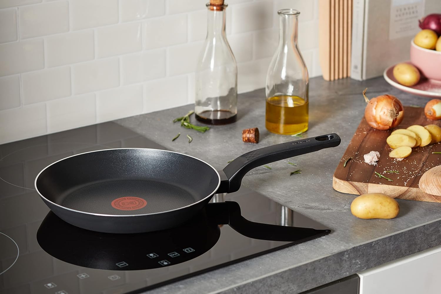 Tefal B5550433 Easy Cook and Clean black frying pan 24cm with handle
