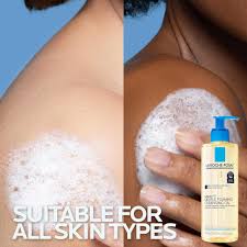 La Roche-Posay Lipikar AP+ Gentle Foaming Cleansing Oil 400ml bottle with foam demonstration