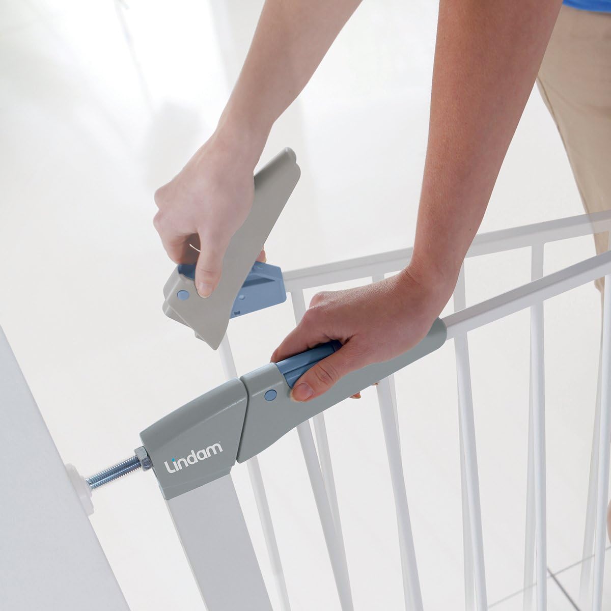 Lindam Sure Shut grey and blue safety gate door lock mechanism