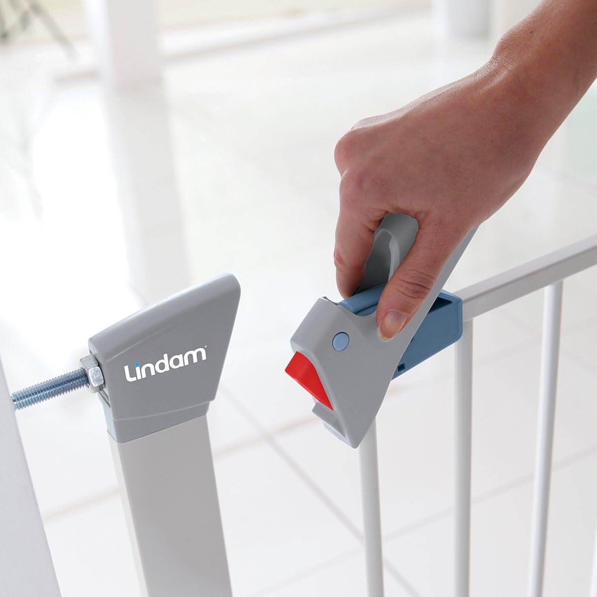 Lindam Sure Shut Porte grey and blue safety gate lock with red indicator