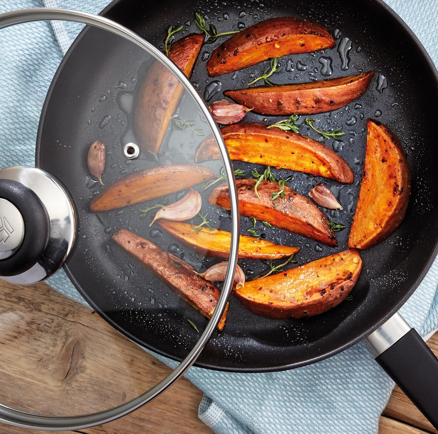 Judge Vista Original black saucepan with glass lid and roasted vegetables