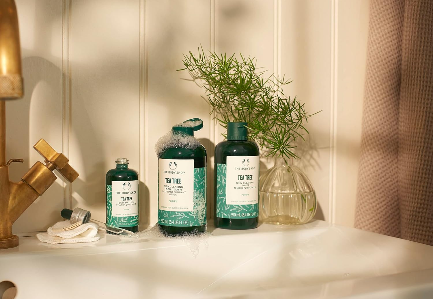 The Body Shop Tea Tree Skin Clearing Toner 250ml dark green bottle