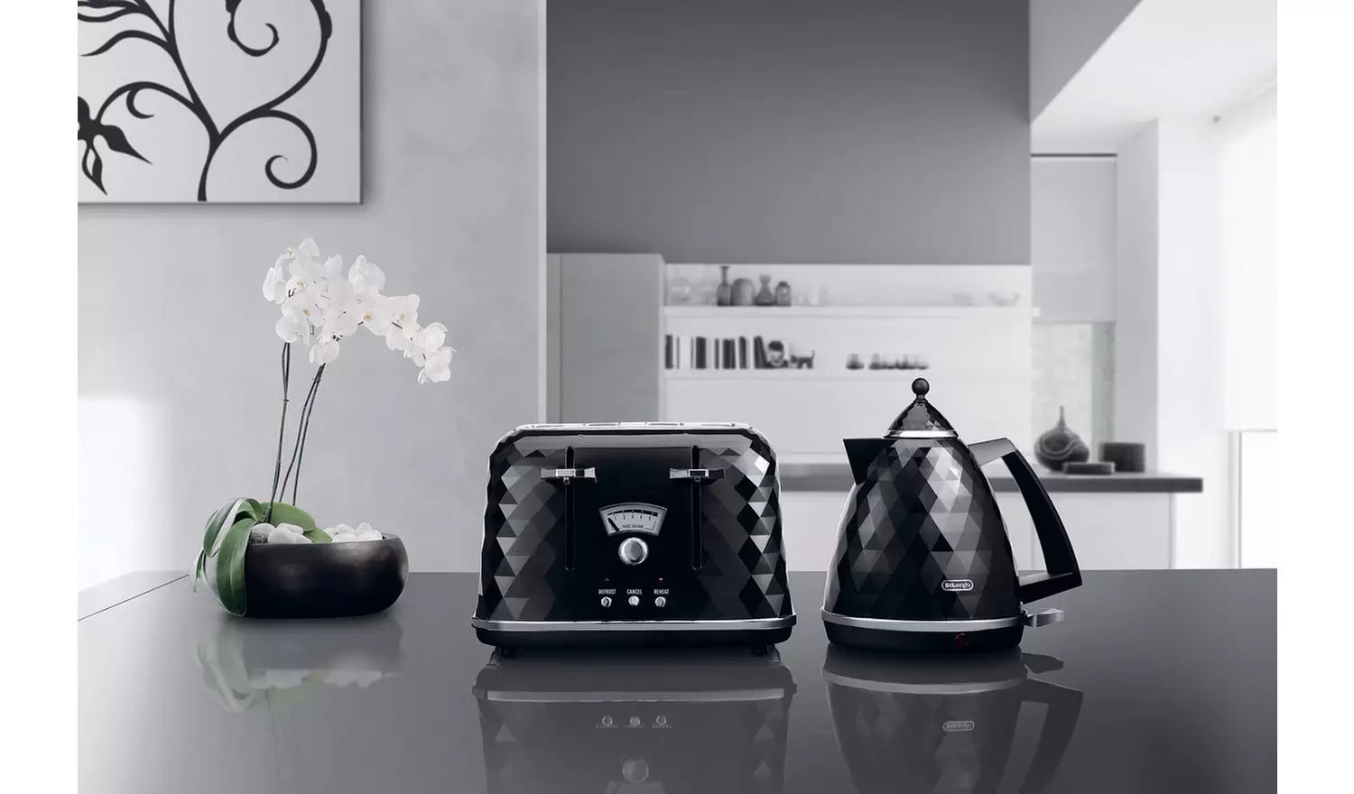De'Longhi Brilliante black kettle 1.7 litres with anti-scale filter