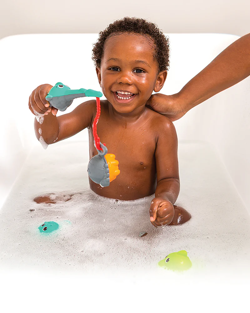 Infantino Splish and Splash 17-piece bath toy set with turquoise crocodile pourer