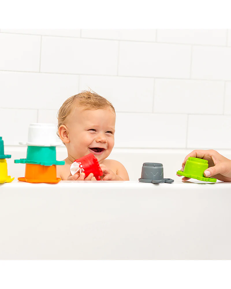 Infantino Splish & Splash 17-piece bath toy set with coloured stacking cups and toys